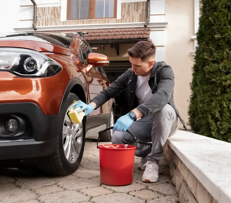 Lavage auto à domicile Le Pont-de-Beauvoisin : professionnel intervenant sur un véhicule